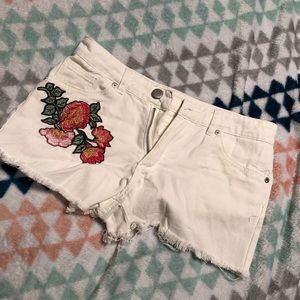 👖Cotton on “the frayed” mid rise shorts